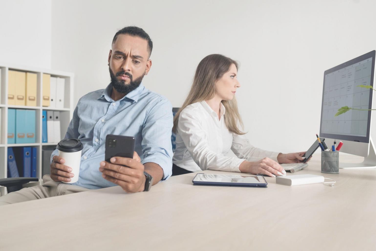 Profesionales analizando datos financieros en sesión de formación ejecutiva